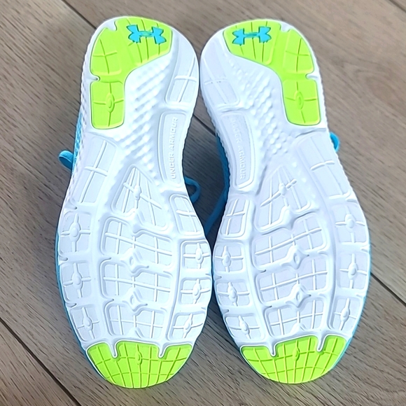 NEW Under Armour Girls' Charged Rogue 3 Running Shoes Size 7 - Picture 2 of 7